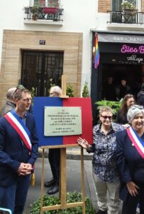 Pose de la plaque avec le Maire Paris Centre, Ariel Weil, Marie Delon et Doris Bergman, adjointe Paris Centre.